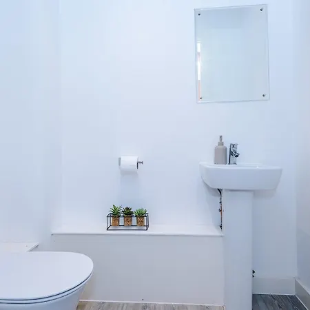 Modern 2 Bed With Balcony By Host A *