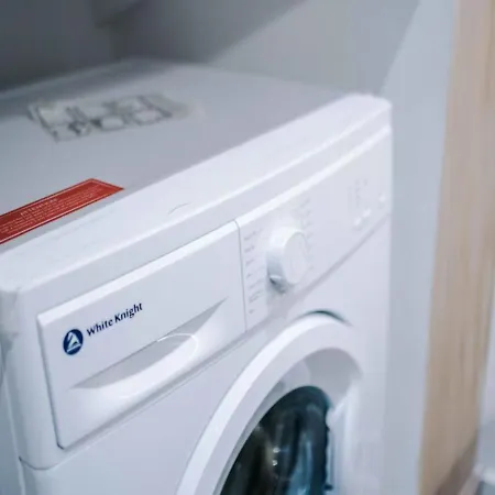 Modern Spacious Sleeps 5 Free High-speed Wi-fi