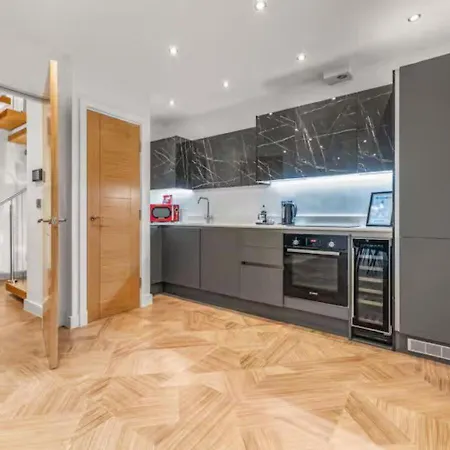 Luxury 7 Mins Walk To Salford - Pass The Keys *