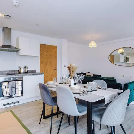 Modern 2 Bed With Balcony By Host A Daire Manchester