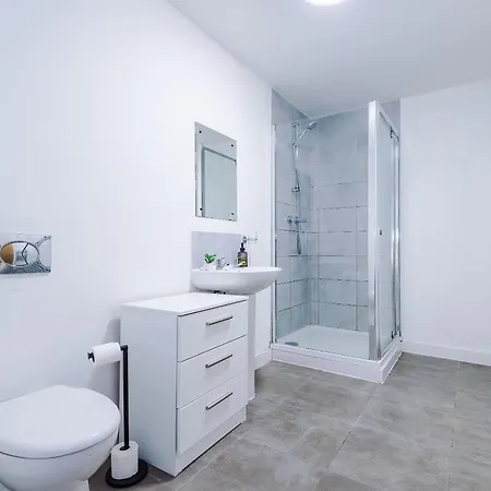 Large 2 Bedroom With Balcony By Host A *