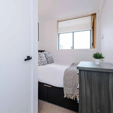 Modern Spacious Sleeps 5 Free High-speed Wi-fi Manchester