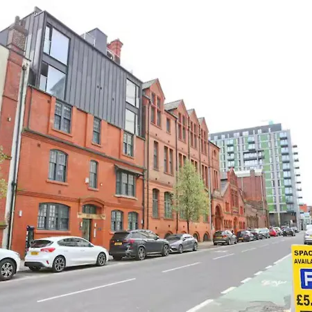 Stunning Split Floor Flat By Victoria - Pass The Keys *