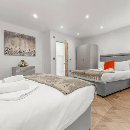 3 Bed Flat 8 Min Walk To Centre - Pass The Keys