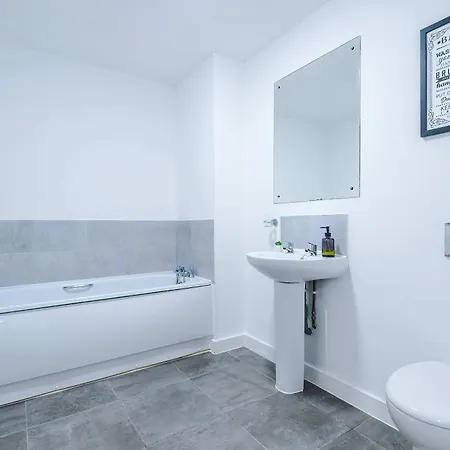 Apartment Large 2 Bedroom With Balcony By Host A *