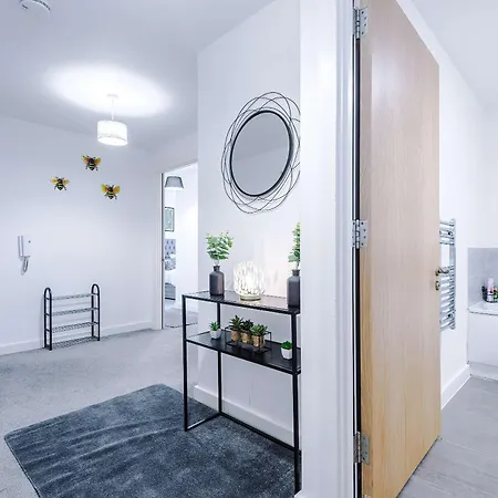 Large 2 Bedroom With Balcony By Host A マンチェスター