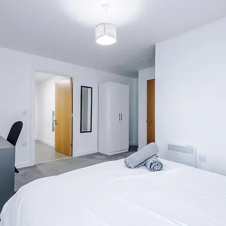 Large 2 Bedroom With Balcony By Host A * Manchester