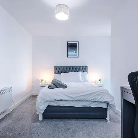 Apartment Large 2 Bedroom With Balcony By Host A
