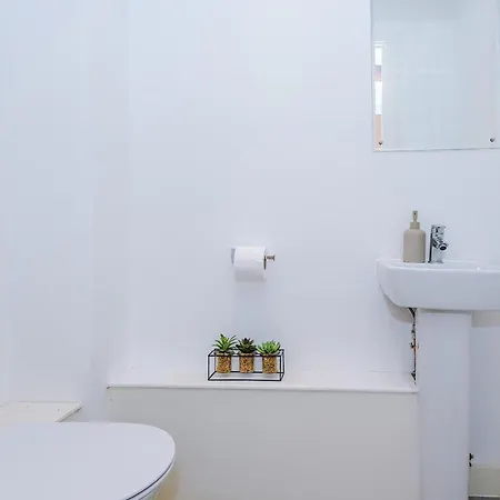 Modern 2 Bed With Balcony By Host A *