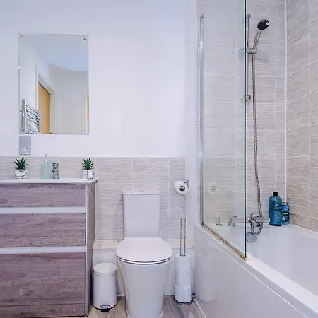 Modern 2 Bed With Balcony By Host A Apartament