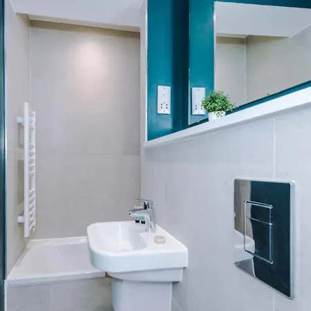 Modern Spacious Sleeps 5 Free High-speed Wi-fi Apartament