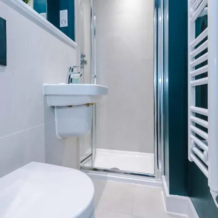 Modern Spacious Sleeps 5 Free High-speed Wi-fi Apartament *