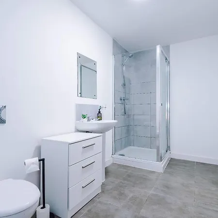 Large 2 Bedroom With Balcony By Host A マンチェスター