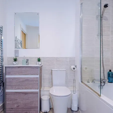 Modern 2 Bed With Balcony By Host A Apartament Manchester