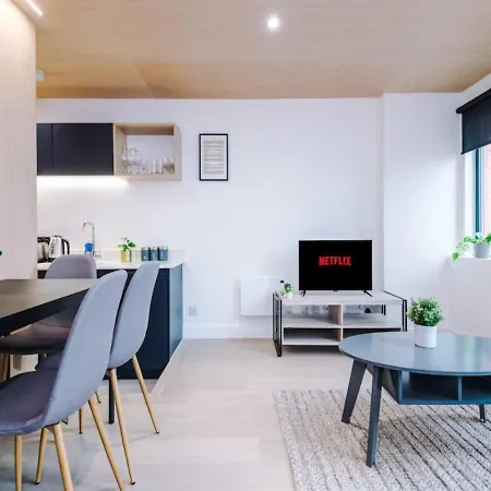 Modern Spacious Sleeps 5 Free High-speed Wi-fi *