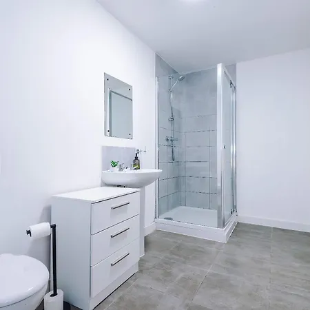 Large 2 Bedroom With Balcony By Host A 아파트 맨체스터