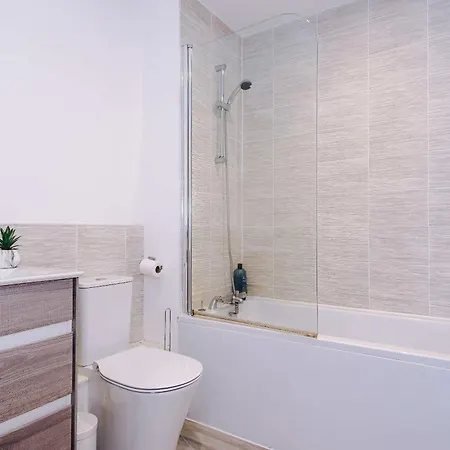 Modern 2 Bed With Balcony By Host A