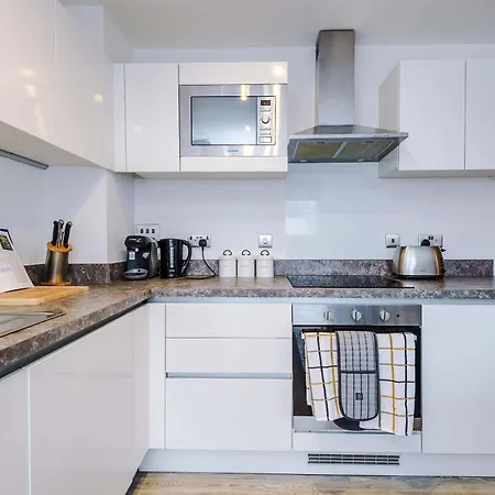 Modern 2 Bed With Balcony By Host A *