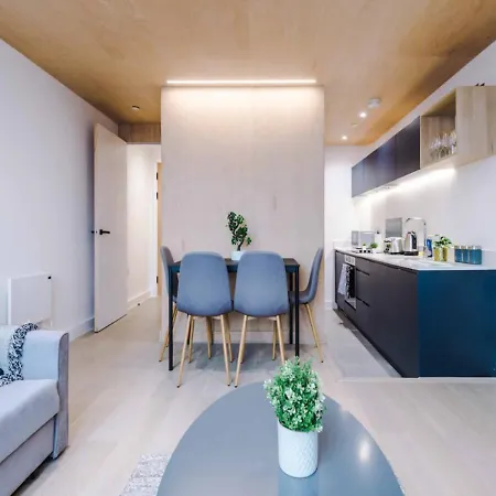 Modern Spacious Sleeps 5 Free High-speed Wi-fi Apartament *