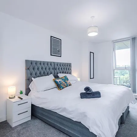 Large 2 Bedroom With Balcony By Host A アパート *