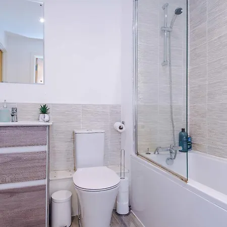 Modern 2 Bed With Balcony By Host A *