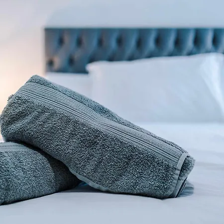 Large 2 Bedroom With Balcony By Host A アパート *