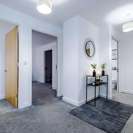 Large 2 Bedroom With Balcony By Host A Apartment *