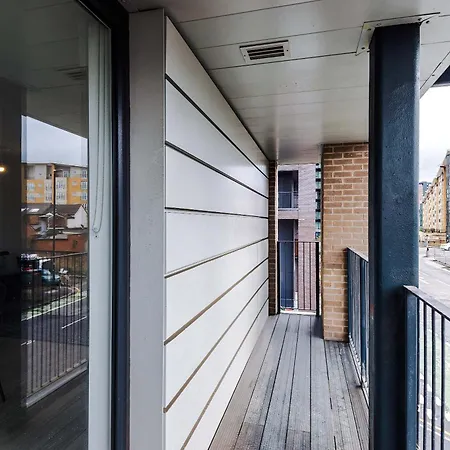 Modern 2 Bed With Balcony By Host A Apartament *