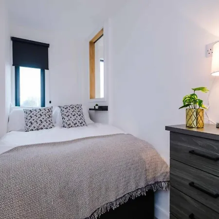Modern Spacious Sleeps 5 Free High-speed Wi-fi * Manchester