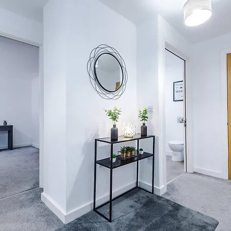 Large 2 Bedroom With Balcony By Host A Apartment *