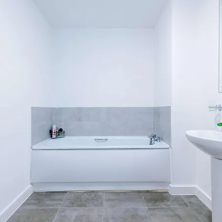 Large 2 Bedroom With Balcony By Host A