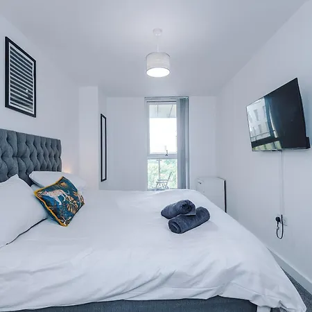 Large 2 Bedroom With Balcony By Host A 맨체스터
