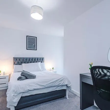 Large 2 Bedroom With Balcony By Host A Apartment *