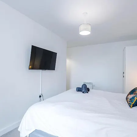 Διαμέρισμα Large 2 Bedroom With Balcony By Host A