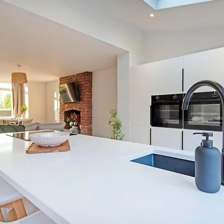 Semesterbostad Spacious & Modern 3 Bedroom Home In Manchester - Private Parking Manchester