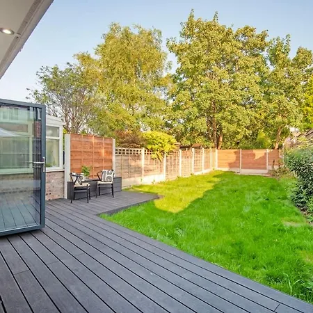 Spacious & Modern 3 Bedroom Home In Manchester - Private Parking