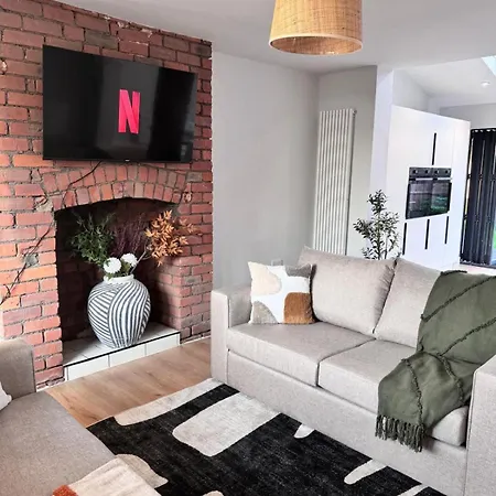 Spacious & Modern 3 Bedroom In - Private Parking Manchester
