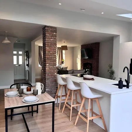 Semesterbostad Spacious & Modern 3 Bedroom Home In Manchester - Private Parking Manchester