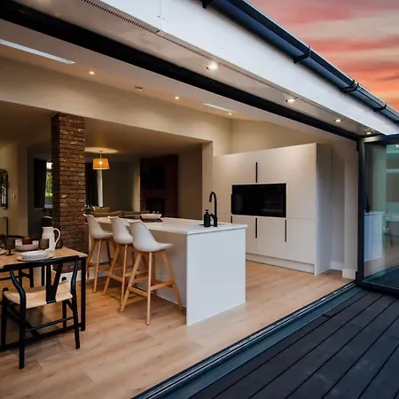 Semesterbostad Spacious & Modern 3 Bedroom Home In Manchester - Private Parking Manchester