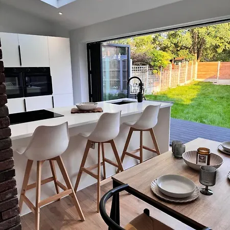 Spacious & Modern 3 Bedroom In - Private Parking Prázdninový dům Manchester