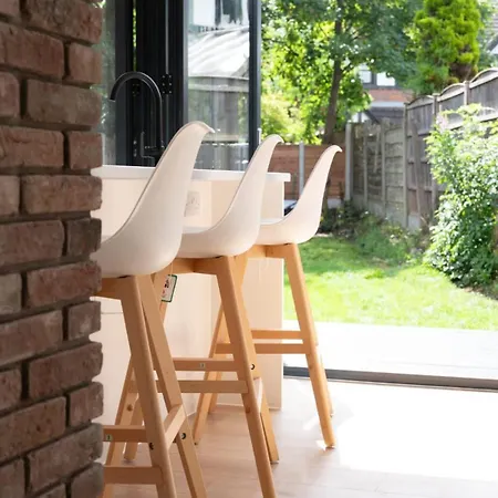 Spacious & Modern 3 Bedroom Home In Manchester - Private Parking Manchester