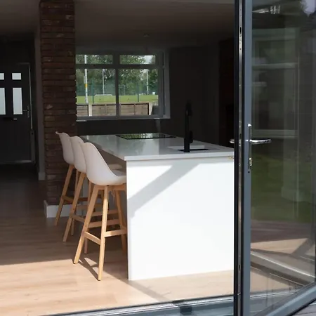 Spacious & Modern 3 Bedroom Home In Manchester - Private Parking *