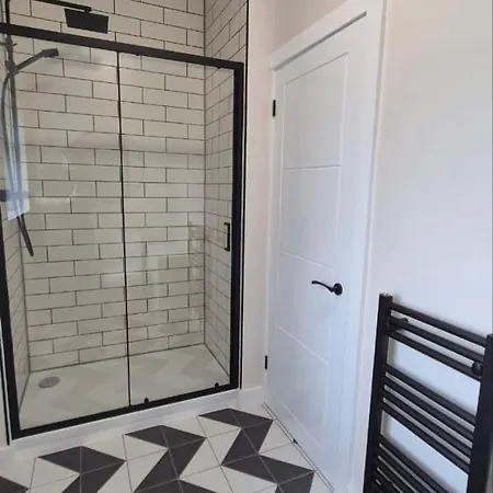 Spacious & Modern 3 Bedroom Home In Manchester - Private Parking Semesterbostad