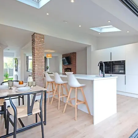 Spacious & Modern 3 Bedroom Home In Manchester - Private Parking Semesterbostad
