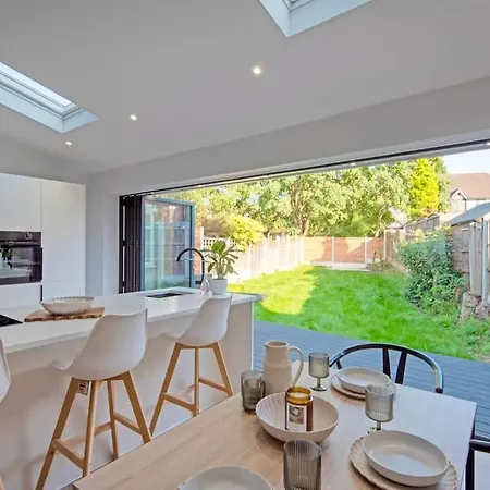 Spacious & Modern 3 Bedroom Home In Manchester - Private Parking Semesterbostad