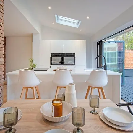 Spacious & Modern 3 Bedroom Home In Manchester - Private Parking