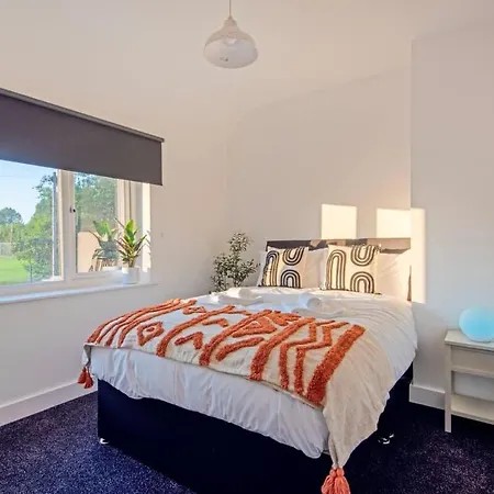 Semesterbostad Spacious & Modern 3 Bedroom Home In Manchester - Private Parking