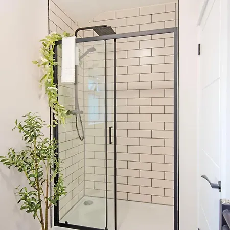 Spacious & Modern 3 Bedroom In - Private Parking