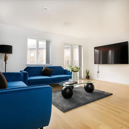 Townhouse Sleeps 14 - Free Parking