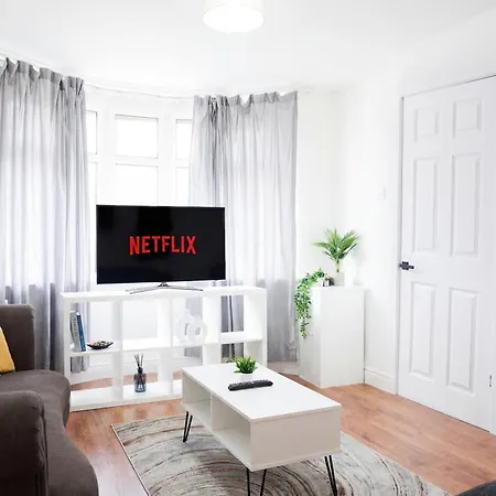 Spacious 3Br Weekend Getaway Home Near Etihad And Coop Live - Free Parking! 曼彻斯特